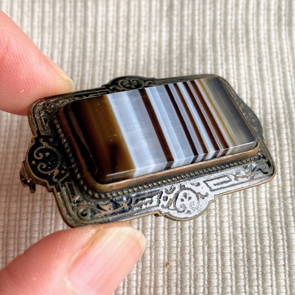 Antique Victorian Biedermeier Brooch with Striped Agate and Meander Pattern - Picture 3 of 16
